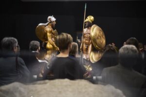 Experimentelle Farbrekonstruktionen der Bronzekrieger Riace A und Riace B, Bronzeguss, Kupfer, farbige Steine, Silber,Asphalt, H. 282 cm/208 cm (gesamt), 2015/2016, Liebieghaus Skulpturensammlung, Frankfurt am Main, (Dauerleihgabe des Archäologischen Nationalmuseums, Reggio Calabria) Foto: Liebieghaus Skulpturensammlung – Norbert Miguletz Original: aus Griechenland, um 440 v.Chr., Archäologisches Nationalmuseum, Reggio Calabria, Inv. 12801, 12802Vom Neandertaler in die Gegenwart