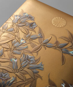 „Breaking out of Tradition”: Akatsuka Jitoku (1871–1936), Kaiserliche Präsentdose mit einem Dekor von blühendem Enzian, 18.3 x 23.4 x 25.9 cm, Privatsammlung Jan Dees & René van der Star