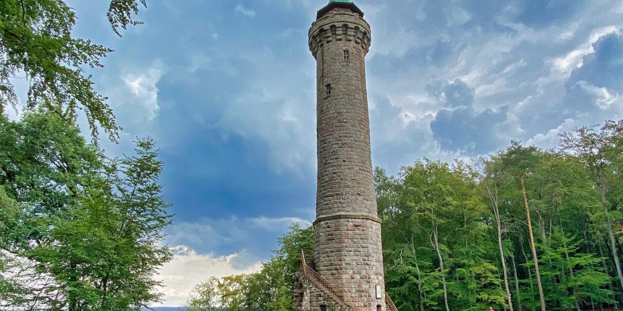 Der Humburgturm von Kaiserslautern in der Pfalz