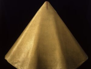 Wiligis Kasel, Byzantinisch, um 1000, Mainz, St. Stephan, goldgelbes Samit, Seidenfutter neuzeitlich ergänzt H. 165 cm; Saumumfang 520 cm © Bischöfliches Dom- und Diözesanmuseum Main/Marcel Schawe