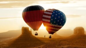 Zwei Heißluftballone nur durch ein Band verbunden: Niklas Winter balanciert auf einer Highline.