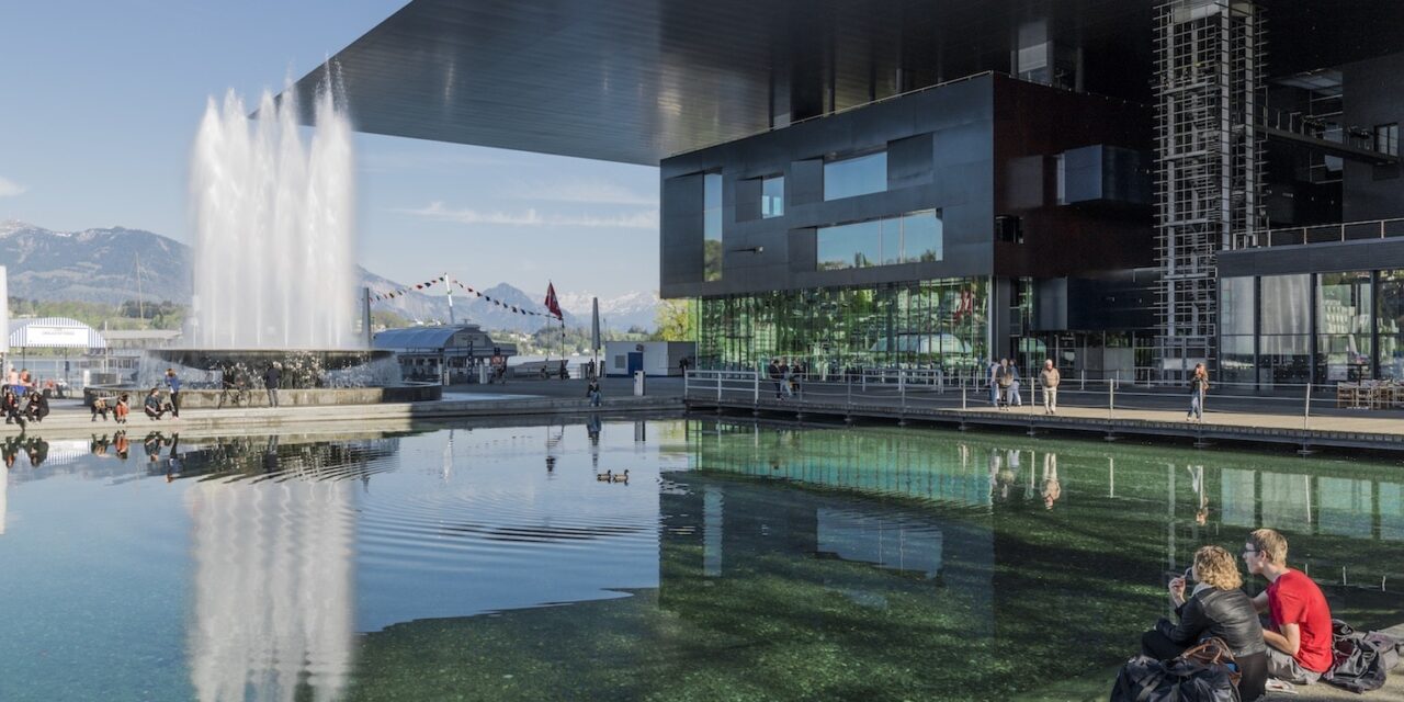 Das Kultur- und Kongresszentrum Luzern KKL am Vierwaldstätter See ein architektonisches Meisterwerk