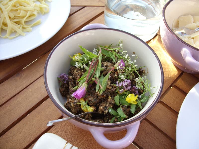 Kräutertöpfchen von Gabi Steinmann im Café saisonal in Gersheim-Herbitzheim. © Café saisonal, Gabi Steinmann
