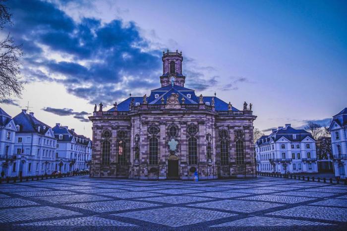 VIER STÄDTE – DREI LÄNDER – EIN BETT - Archiviert