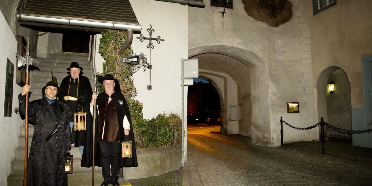 Schwere Schritte, dunkle Gassen: Mit dem Nachtwächter durch die Alpenstadt Bludenz - Archiviert