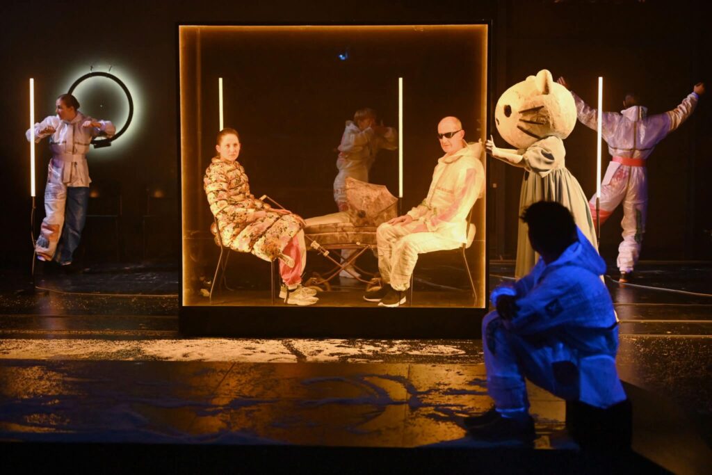 vorn: Silvio Kretschmer (Der Außenstehende); hinten mittig: Barbara Krzoska (Das unheimliche Mädchen); Bernd Geiling (Der Mann, der Schmerz mitansieht); Ensemble | Foto: Martin Kaufhold