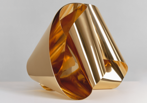 Max Bill, Kontinuität, 1946/1982, poliertes Kupfer, vergoldet, 41 x 36 x 48 cm, Max Bill Georges Vantongerloo Stiftung, Haus Bill Zumikon, Angela Thomas und Erich Schmid, courtesy Hauser & Wirth