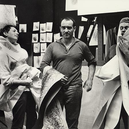 Eva Aeppli, Jean Tinguely und Per Olof Ultvedt mit Méta-Matic-Zeichnungen, Atelier Impasse Ronsin, Paris, 1959, Foto: Hansjörg Stoecklin