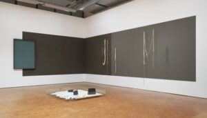 Ausstellungsansicht „Daniel Roth. Stac Lee”, Daniel Roth, Landschaft, Netze und Landschaftsmodell Strand, 2020