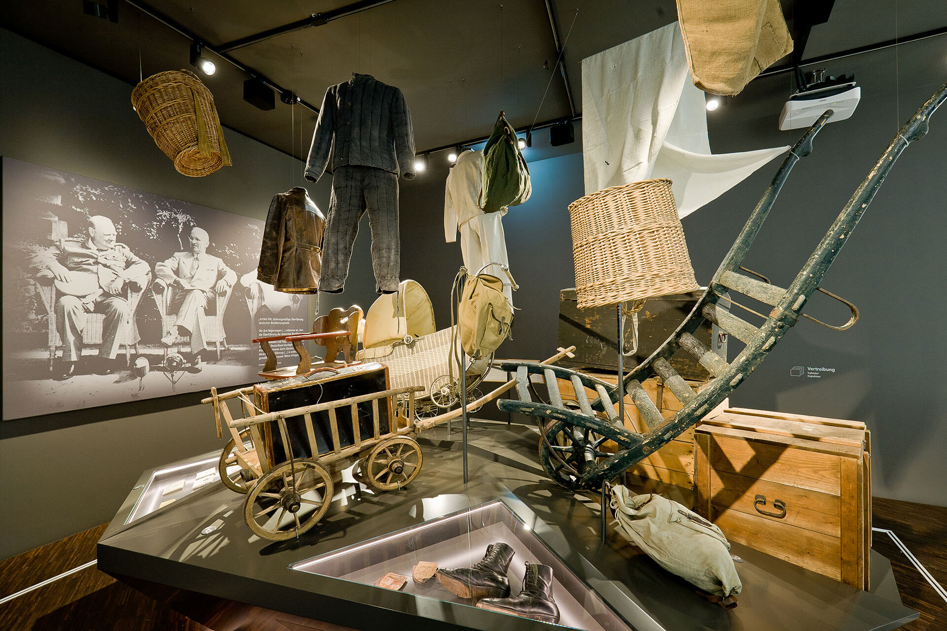 Einblick in die Dauerausstellung „HEIMAT” © Sudetendeutsches Museum