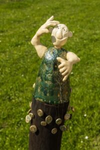 Ein Stoamandl von Mia Böddecker sonnt sich im Klostergarten in Bernried. © Forum Humor