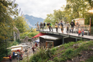 Ruine Blumenegg und Wanderkiosk © Hanno Mackowitz