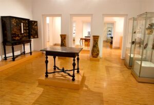 Eindrücke der europäischen Sammlung im ersten Obergeschoss © Museum für Lackkunst Münster