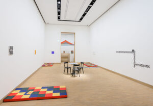 DISPOSSESSION, Raumansicht, Künstlerhaus, 2021, Installationsansicht von Stephan Janitzky im Vordergrund. Foto: Michael Nagl