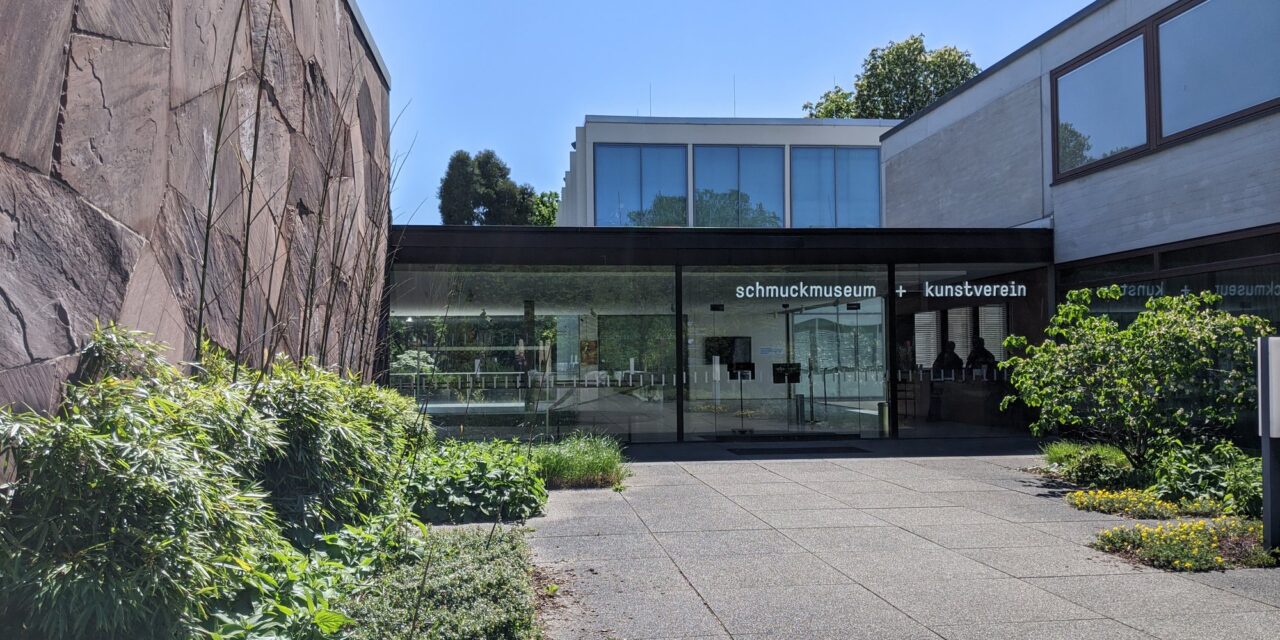 Das Schmuckmuseum Pforzheim im Reuchlinhaus: Legoschnitt und Glitzerzeug. Gernot Leibold – Goldschmied und Ebenist