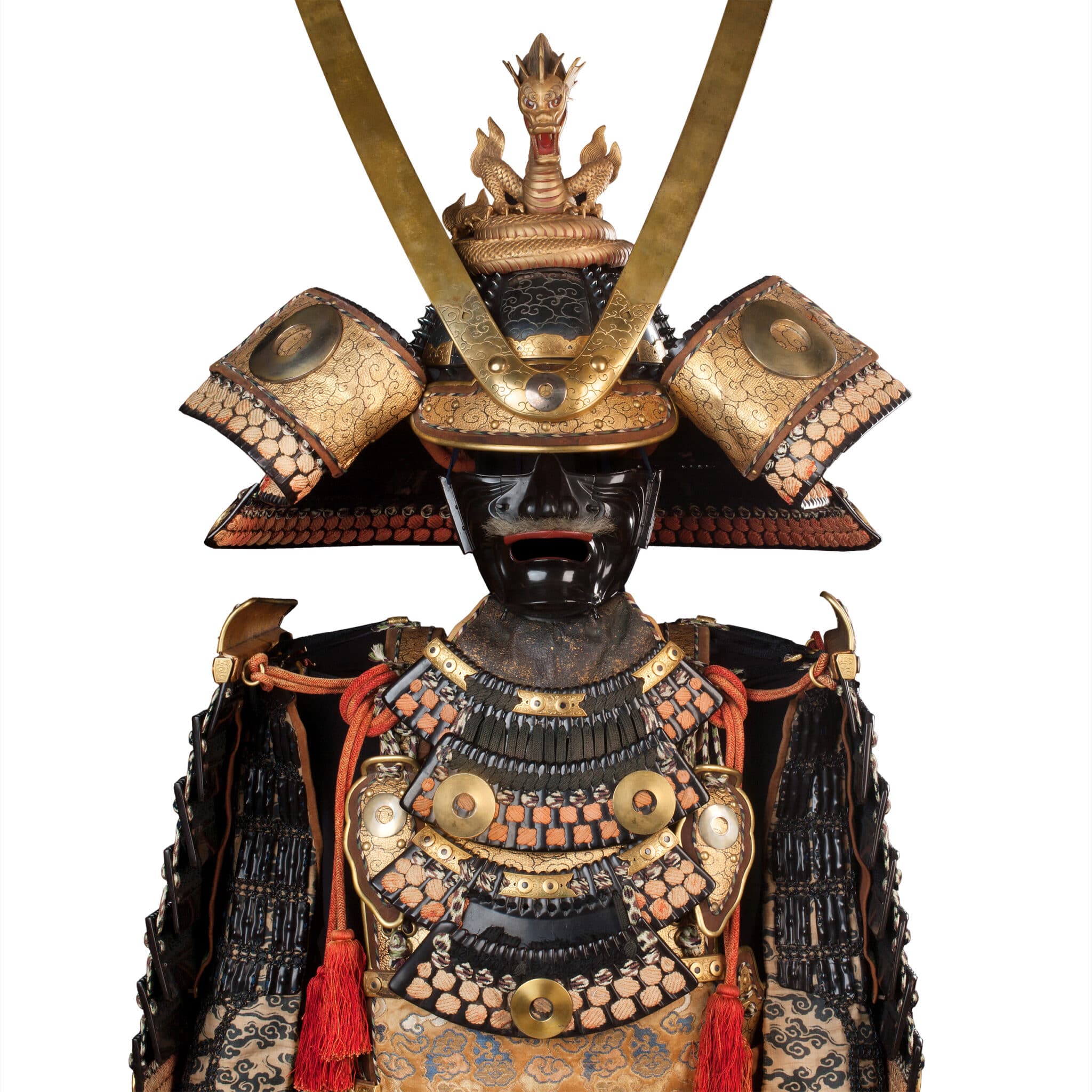 Rüstung mit schwarzer Schnürung des Katō-Clans (1b. Detailansicht), späte Edo-Zeit (18. – 19. Jahrhundert), Eisen, Gold, Glas, Kupferlegierung, Lack, Seide, Leder, Holz, unsigniert © Samurai Museum Berlin, Foto: Manfred-M. Sackmann 