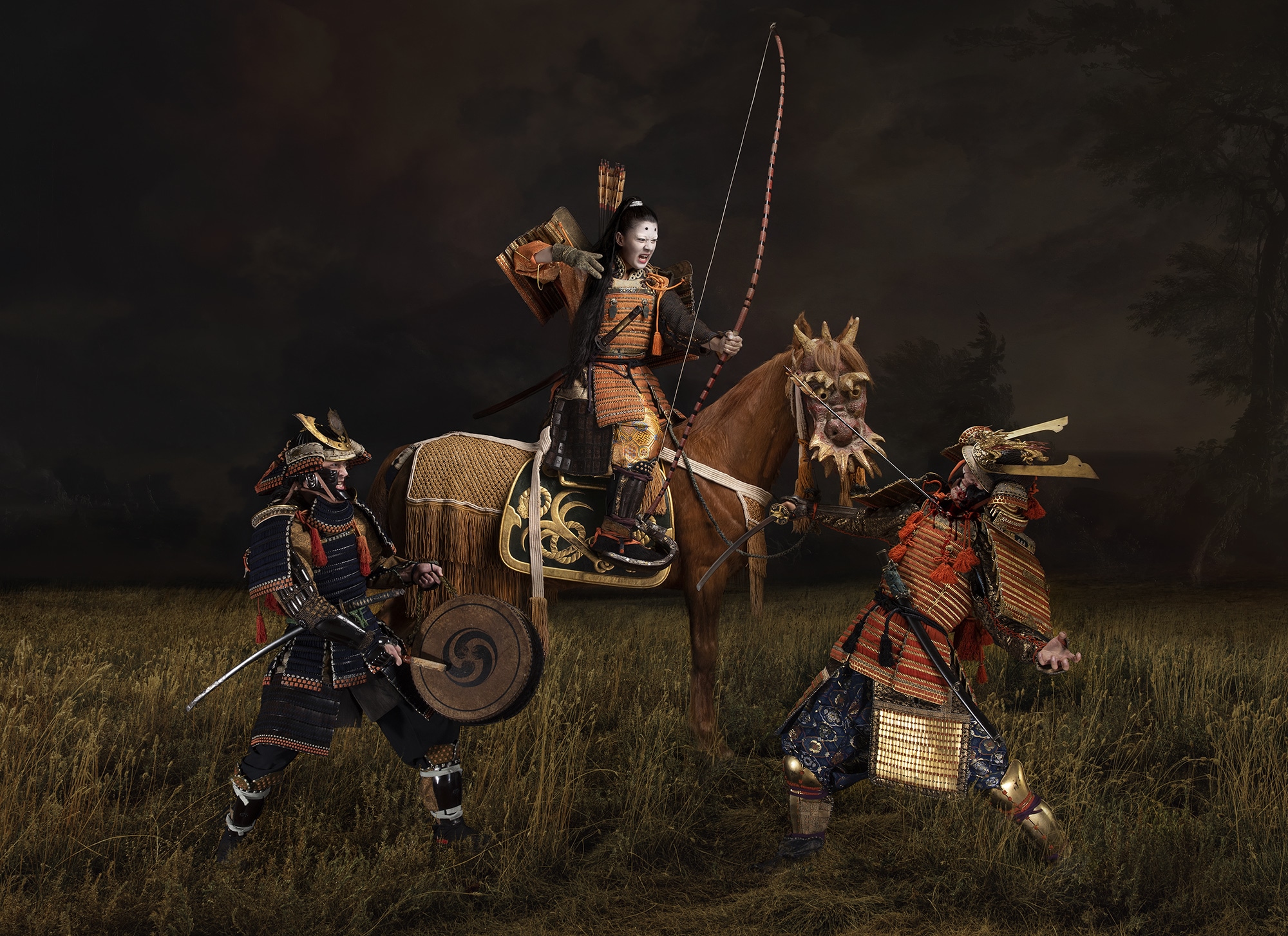 Sylwia Makris Yu (Mut) Frau, aus der Serie „Die 7 Tugenden“, 2021 Großformatige Fotos auf Leinwand © Sylwia Makris