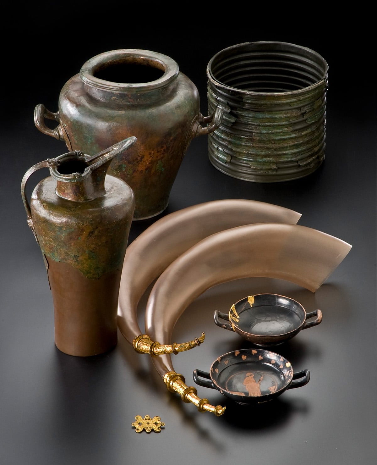 Grabensemble des keltischen „Fürstengrab Kleinaspergle“ (Schnabelkanne, Stamnos, Rippenziste, Zierscheibe, Trinkhornbeschläge, attische Trinkschalen) um 430 v. Chr., Landesmuseum Württemberg, Stuttgart © Landesmuseum Württemberg, P. Frankenstein / H. Zwietasch