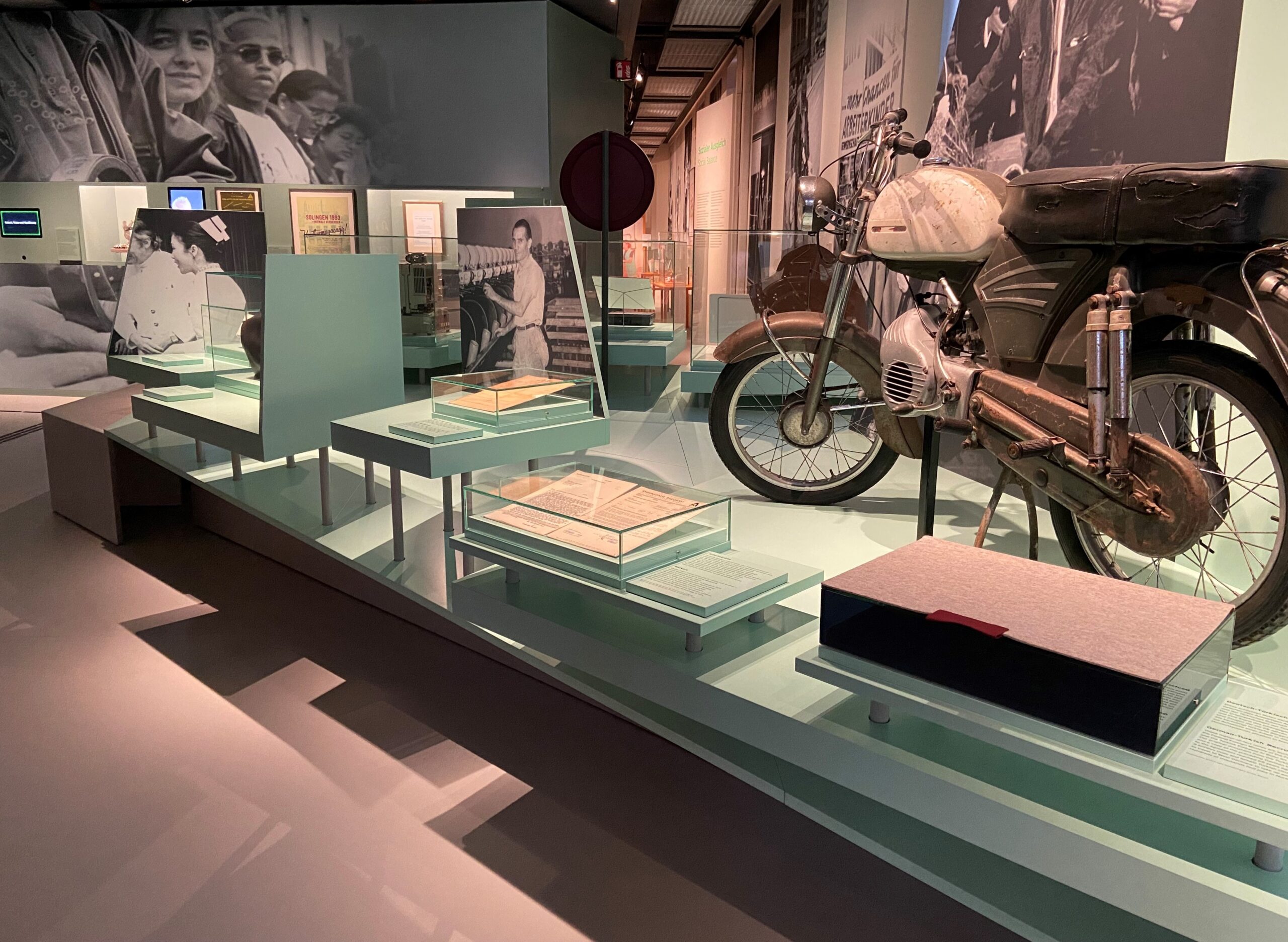 Einblick in die Jubiläumsausstellung © Stiftung Haus der Geschichte Nordrhein-Westfalen, Foto: Axel Thünker