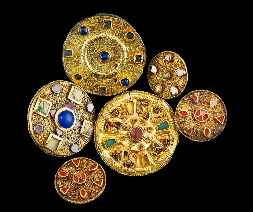 Gewandspangen, sog. Scheibenfibeln, 7. Jahrhundert n. Chr., Foto: Axel Killian