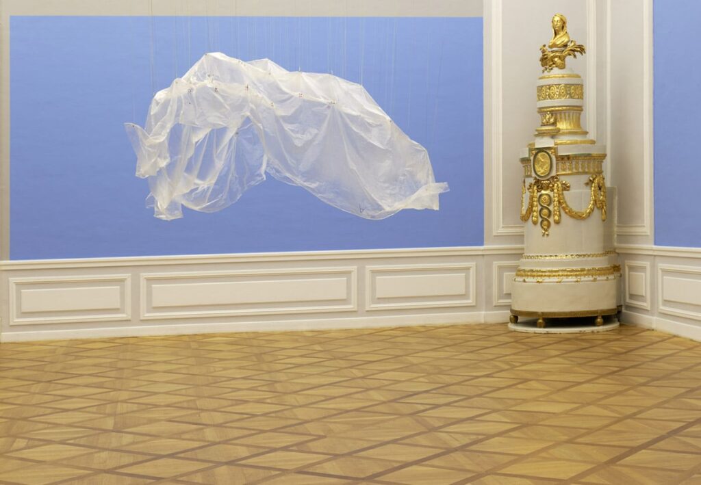 Wolfgang Richter (* 1953 Zuchering/Ingolstadt), Cloudmountain, 2016, Plastikfolie, Nylon, Blei © Ghezzi/Richter