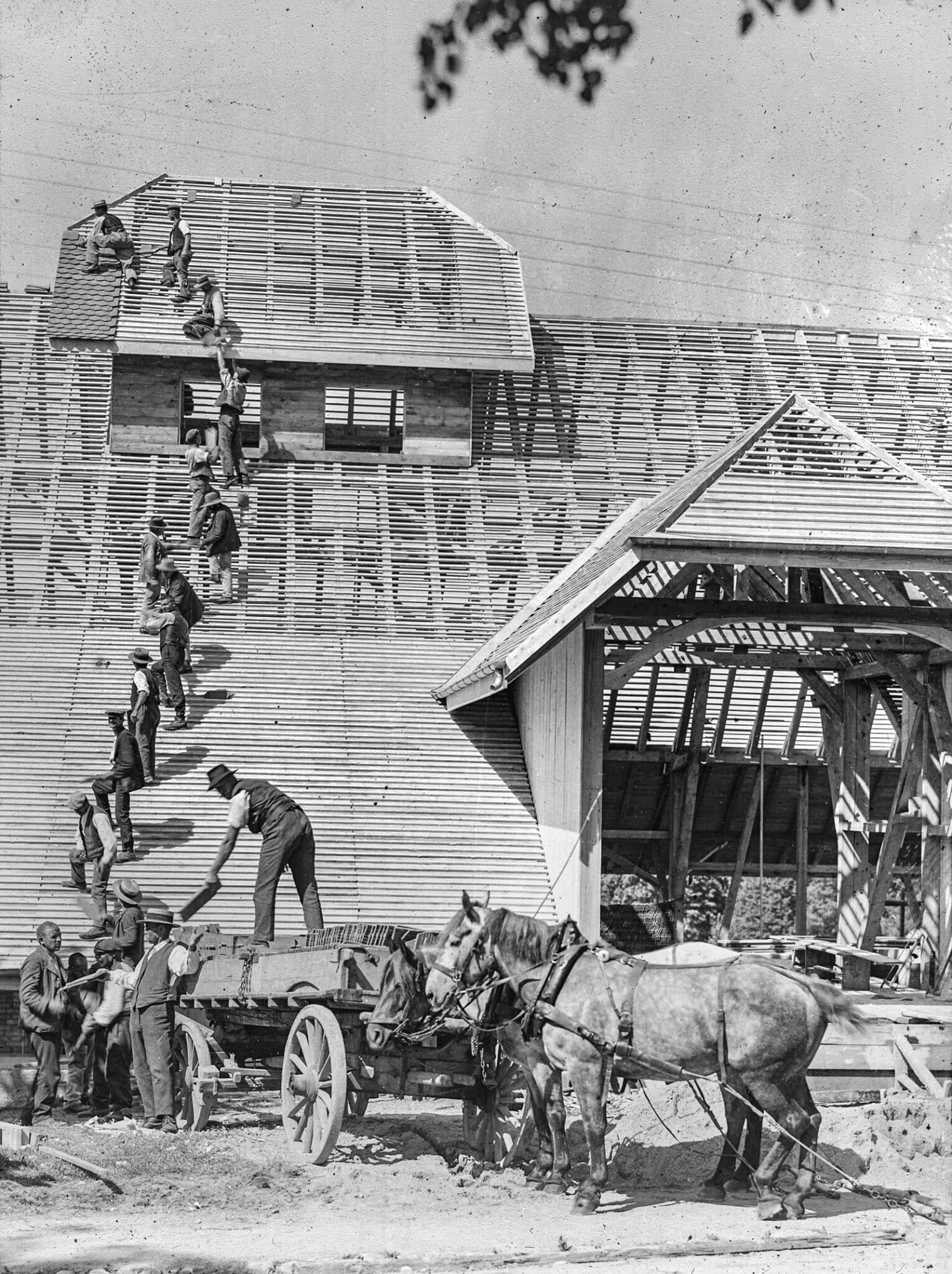 Kantonale Irrenanstalt Waldau, Bern, „Waldau: Patienten als Dachdecker, 1921“, Neubau der Scheune nach einem Brand, Glasdia © Psychiatrie-Museum Bern K01-063