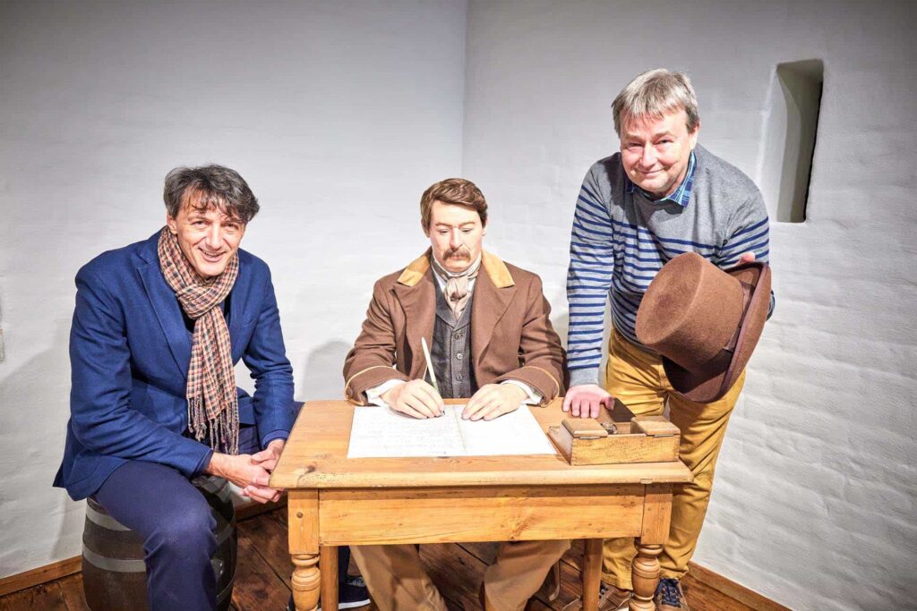 Dr. André Thieme (l.), Geschäftsführer der Festung Königstein gGmbH, und Kurator Andrej Pawluschkow, hier an einer der drei neuen Figuren, dem Geheimen Finanzrat Roch. © Marko Förster/Festung Königstein gGmbH
