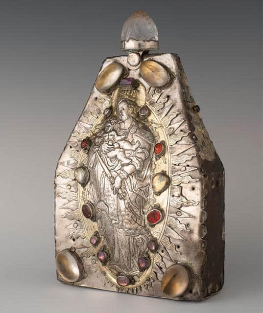 Sog. Keilförmiges Reliquiar mit abbasidischer Schachfigur und arabisch beschriftetem Stein. Dommuseum Hildesheim, DS 4. © Dommuseum Hildesheim, Foto: Florian Monheim