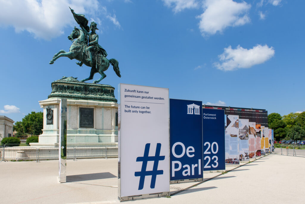 Ausstellung am Heldenplatz © Parlamentsdirektion / Raimund Appel