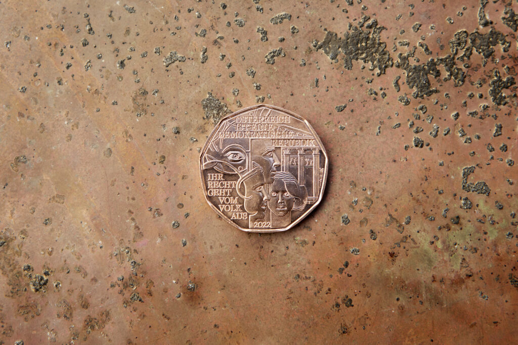 Demokratiemünze auf einem Teil des ehemalingen Kupferdaches des Parlaments © Parlamentsdirektion / Thomas Topf