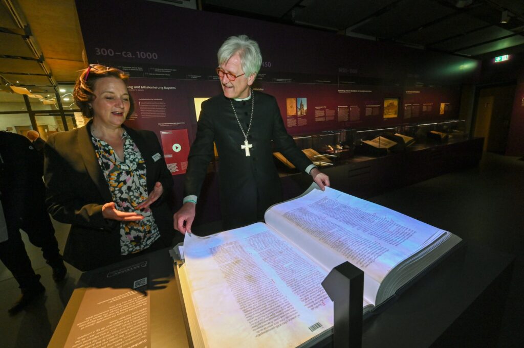 Leiterin des Museums, Frau Astrid Seichter und Landesbischof Prof. Dr. Heinrich Bedford-Strohm blättern in der Gumbertusbibel © Berny Meyer