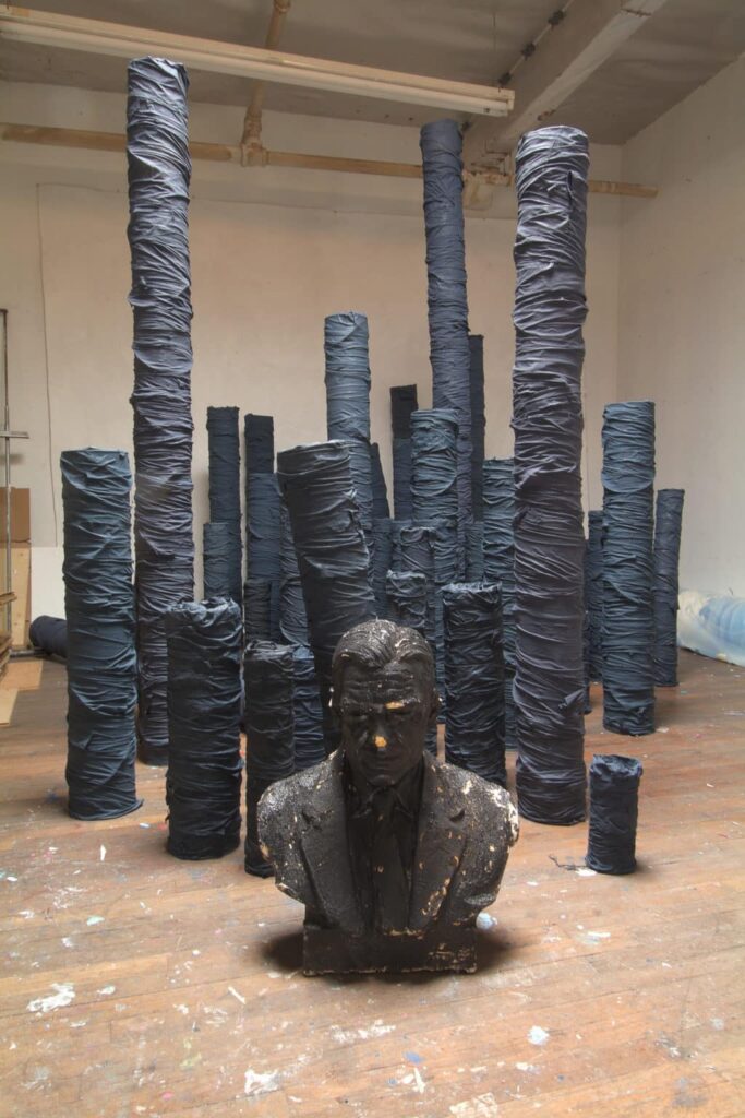 Rodney McMillian, Untitled (Unknown), 2006, Säulen, Büste (Leinwand, Acrylfarbe, leere Farbdosen, gefundene Gipsbüste), Installationsmaße variable, 61–300 cm (Höhe), Kunstmuseum Wolfsburg, Schenkung Privatsammlung, Berlin, © Rodney McMillian, Foto: Gene Ogami