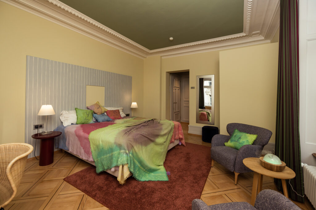 Hotel Noël, Hotelzimmer, Lynne Kouassi & Nora Heidorn | Alma Hotel © Zürich Tourismus, Foto: David Hubacher