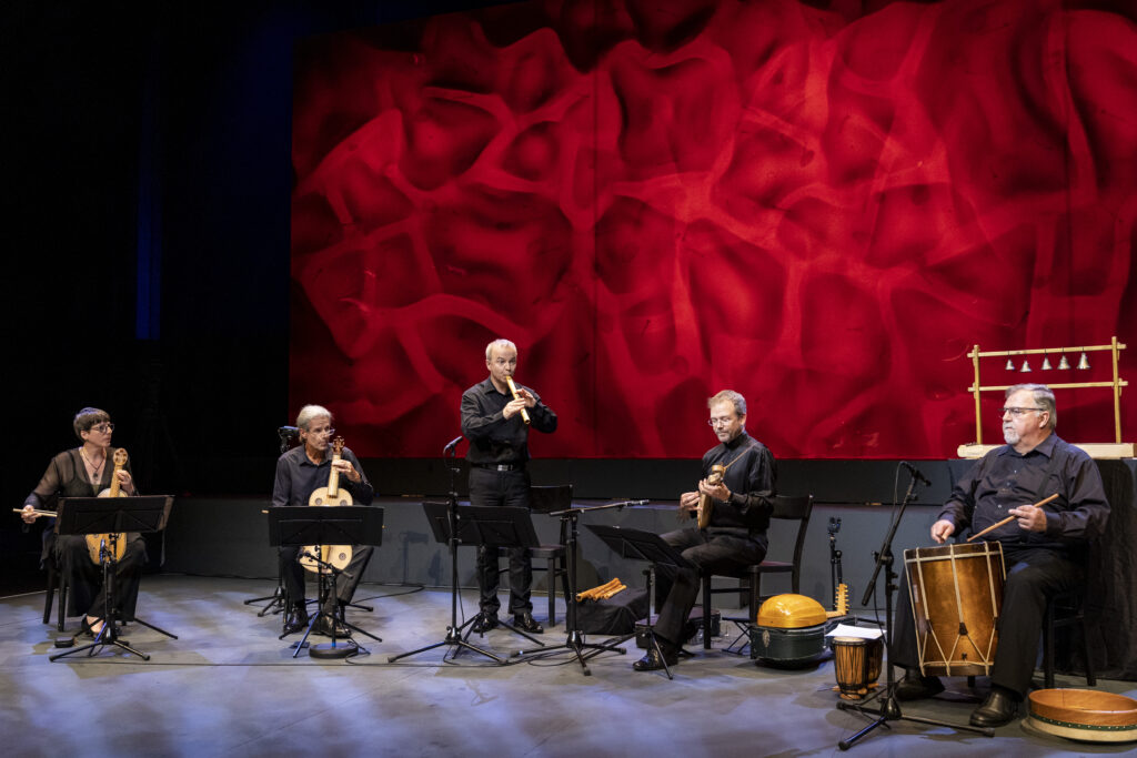 Ensemble Unicorn, hier in der Helmut List Halle, untermalen die Geschichten um Don Quixote mit passender Musik. Foto: Nikola Milatovic