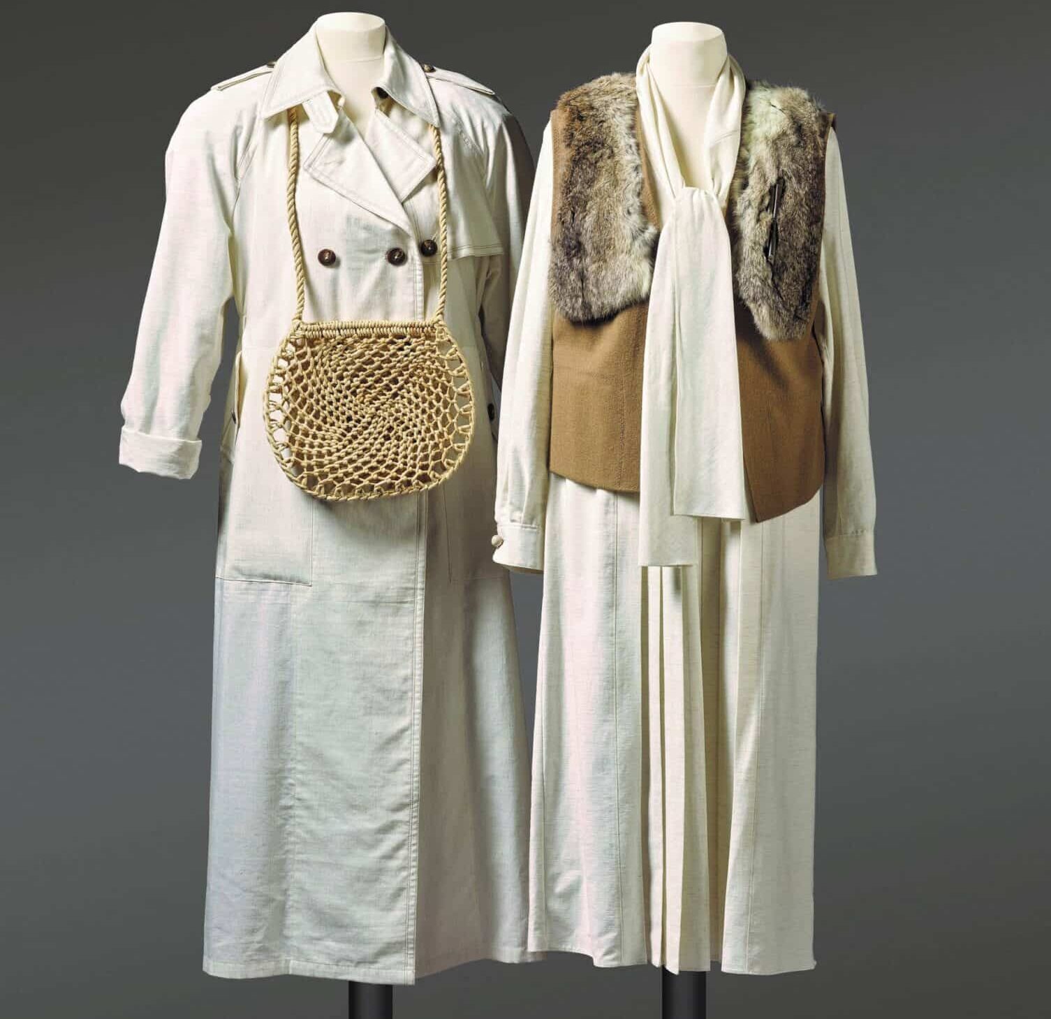 Peter Wiaderek, Trenchkleid mit Passen und markanter Stepperei, Baumwoll-Leinenmischung, 2006; Kombination aus Schleifenkleid und Weste mit Pelzbesatz, Baumwoll-Leinen-Mischung, Streichgarn, Pelz, 2006, Fotos: Betram Kober, punctum fotografie Leipzig © Peter Wiaderek