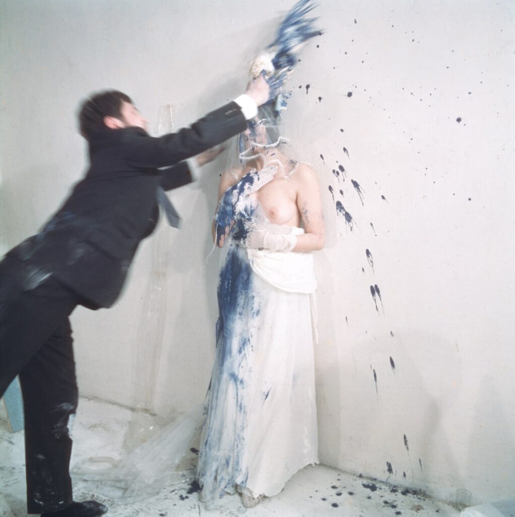 Rudolf Schwarzkogler, 1. Aktion „Hochzeit“, Malaktion am 6.2.1965 (mit Anna Brus), 1965, Farbfotografie von Walter Kindler, mumok - Museum moderner Kunst Stiftung Ludwig Wien, Leihgabe der Österreichischen Ludwig-Stiftung seit 1984 © mumok