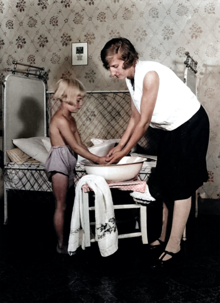 Mutter mit Tochter vor dem Lavoir, 1932, koloriert © ÖNB/Zvacek