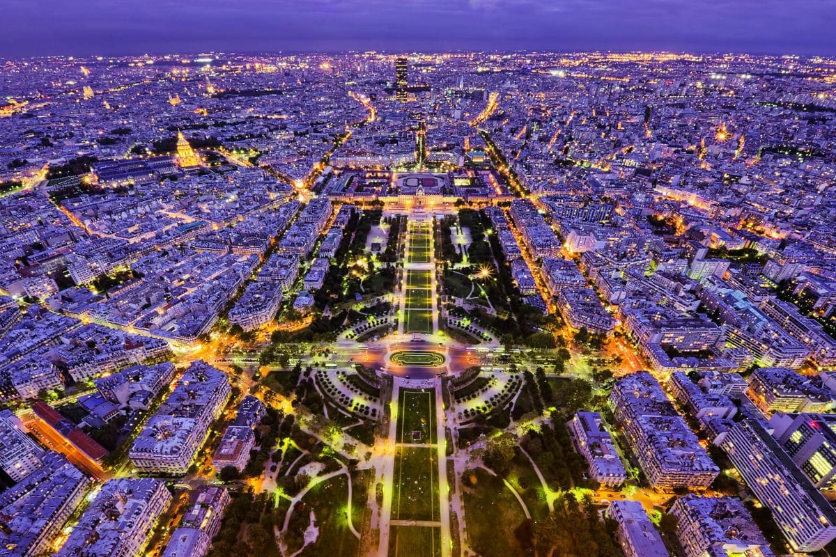 Aussicht vom Eiffelturm bei Nacht © Ioan Panaite / Shutterstock
