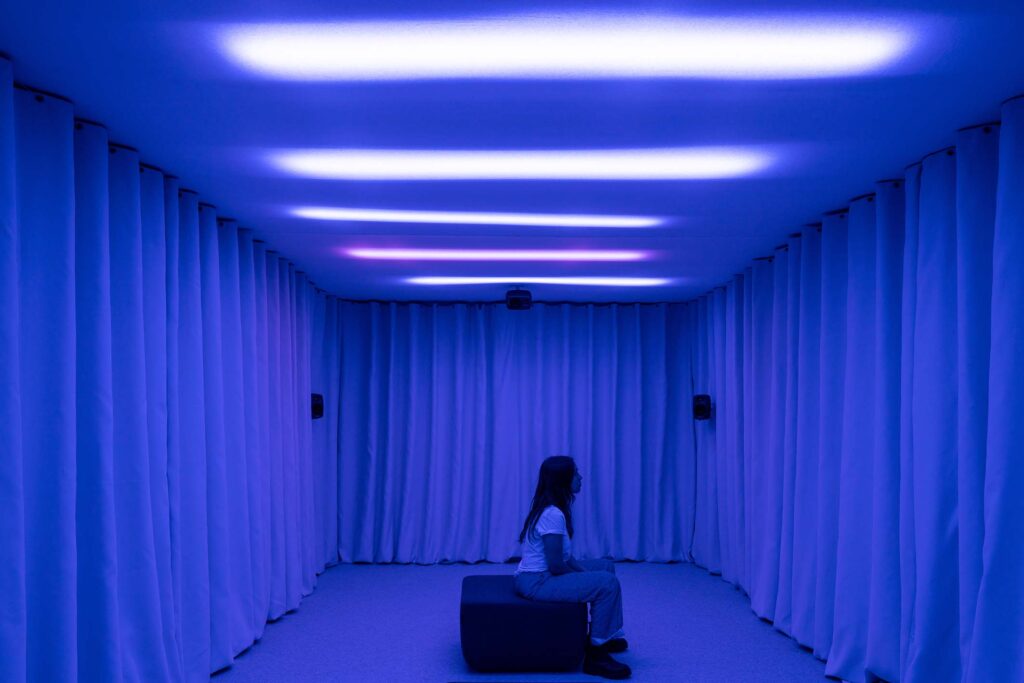 Alexander Tillegreen, Installationsaufnahme von „Phantom Streams” for O-Overgaden (2022), im O-Overgaden Institute for Contemporary Art, Kopenhagen, 2022 © Alexander Tillegreen; Foto: Mikkel Kaldal