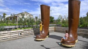 Die riesigen Gummistiefel vor dem Garten lassen besonders den Nachwuchs staunen. Foto: Hilke Maunder