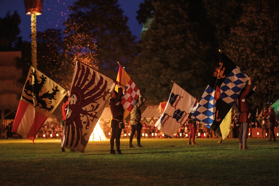 Festliche Spiele im nächtlichen Lager © „Die Förderer“ e.V.