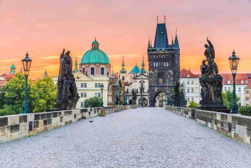 Bild von mitten der Karlsbrücke in Prag © praguetouristinformation.com