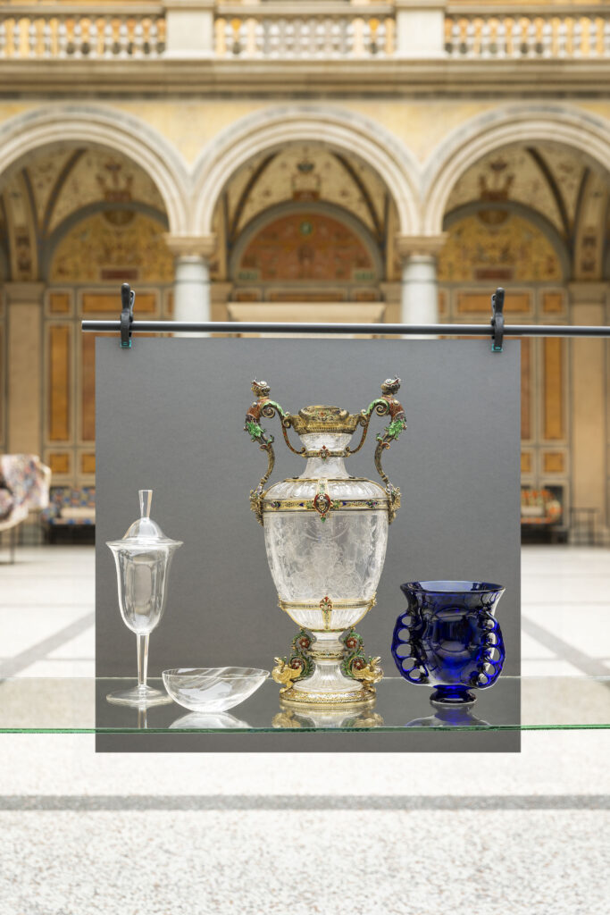 Lobmeyr-Gläser aus der Sammlung des MAK: Deckelpokal, Entwurf: Carl Thomas, 1913; Trinkschale Liquid Skin, Entwurf: Lucy.D, 2001; Prunkvase, Entwurf: Hermann Herdtle, 1877; Vase, Entwurf: Michael Powolny, 1918 © Leonhard Hilzensauer/MAK