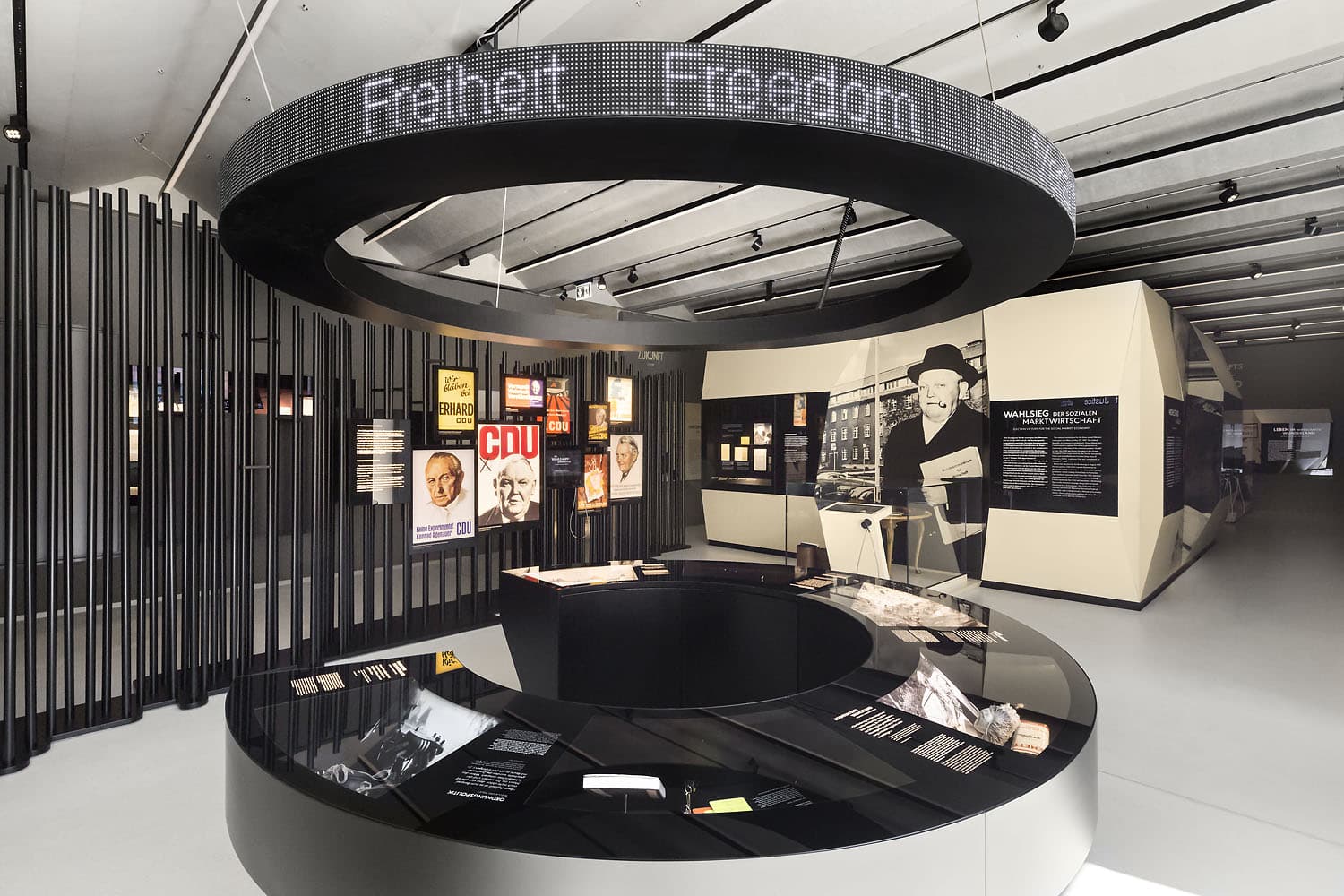 Tisch der Sozialen Marktwirtschaft im Neubau © Ludwig Erhard Zentrum