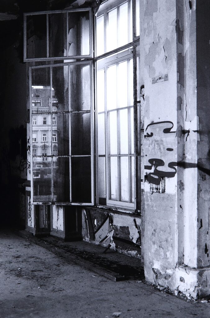 Leonie Lehner, Ohne Titel aus der Serie Von den Augenwinkeln aus, 2010/14,  Bildrecht: Leonie Lehner, Foto: Ernst Grilnberger / Land OÖ