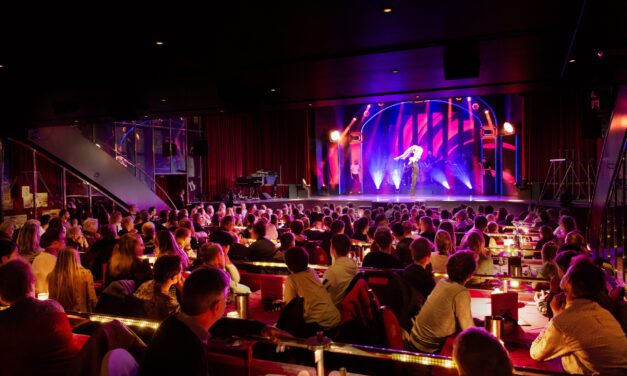 Wintergarten Varieté in Berlin: Glamouröser Flair der Goldenen 20er Jahre