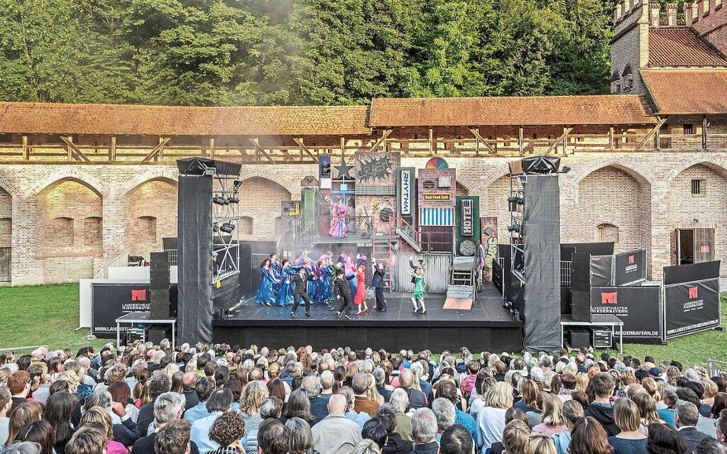 Landestheater Niederbayern: Wie es euch gefällt – Burgenfestspiele Niederbayern 2023 - Archiviert