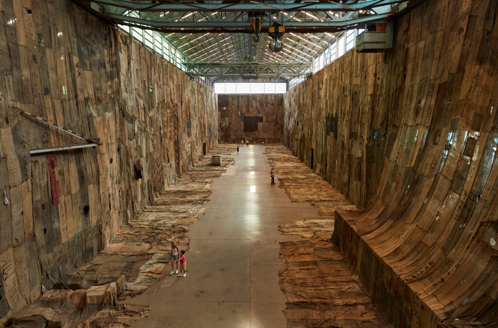Ibrahim Mahama, „No Friend but the Mountains 2012-2020“, Installationsansicht 22nd Biennale of Sydney, Cockatoo Island, 2020. Courtesy Ibrahim Mahama, White Cube und Apalazzo Gallery, Brescia. Foto: Zan Wimberley/Ibrahim Mahama