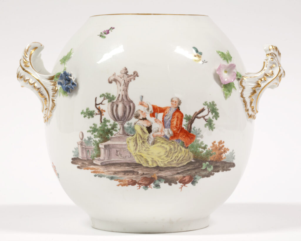 Detail eines Samowars mit galantem Paar in einem Garten, Fürstenberg, um 1765, Leihgabe: Museum August Kestner, Hannover, Foto: Christian Tepper