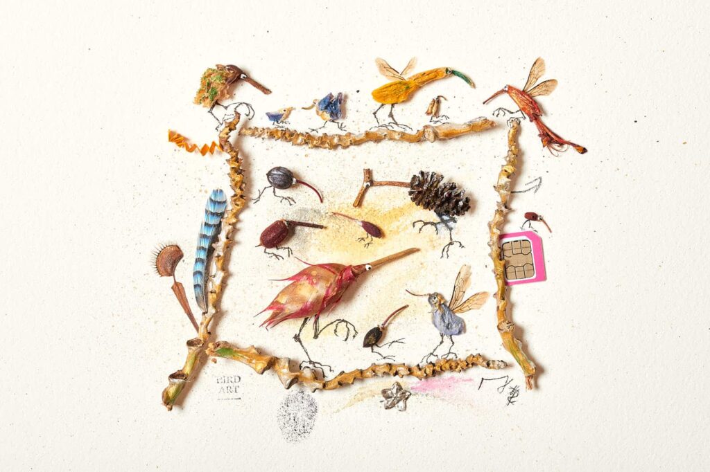 Magdalena Hohlweg, Klingeltine im Wald, Collage mit Pflanzenresten und Fundstücken, Foto Manfred Hohlweg